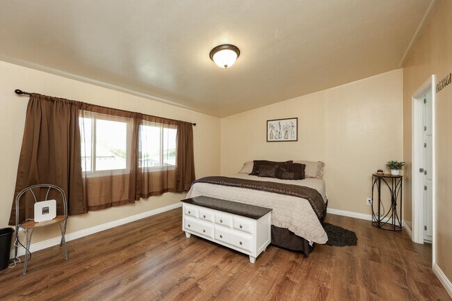 Building Photo - 500 Rancheros Dr