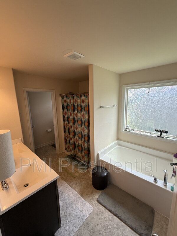 Building Photo - 7044 Hepworth Dr