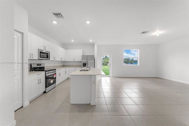 Building Photo - 2700 SE 23rd Ave