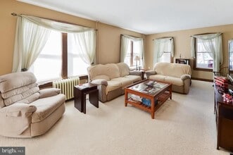 Building Photo - 128 Oak St