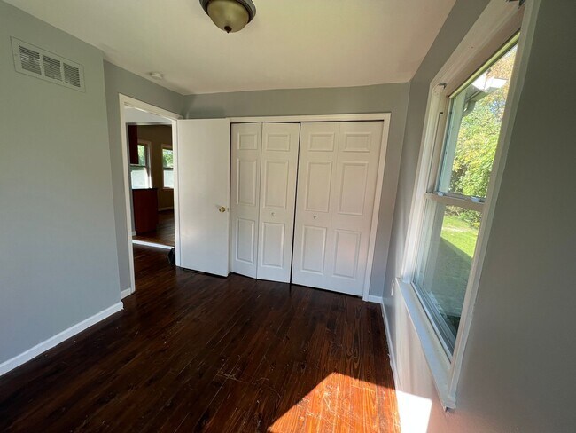 Building Photo - 2 bedroom 1 bathroom gem in Harrison Towns...