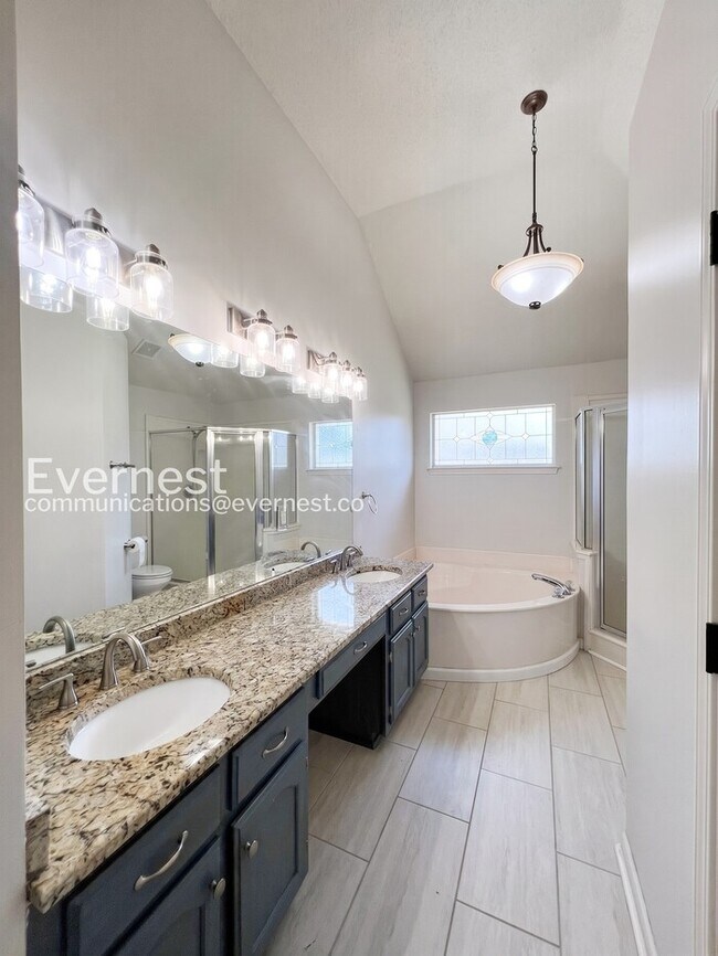 Building Photo - 3 Bed/1.5 Bath Home with Fenced Yard & Garage / Vouchers Accepted / Available Now!