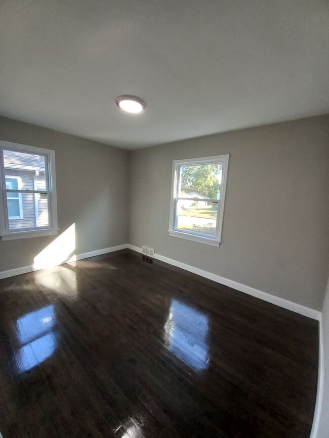 Building Photo - Newly updated 2 Bedroom Home
