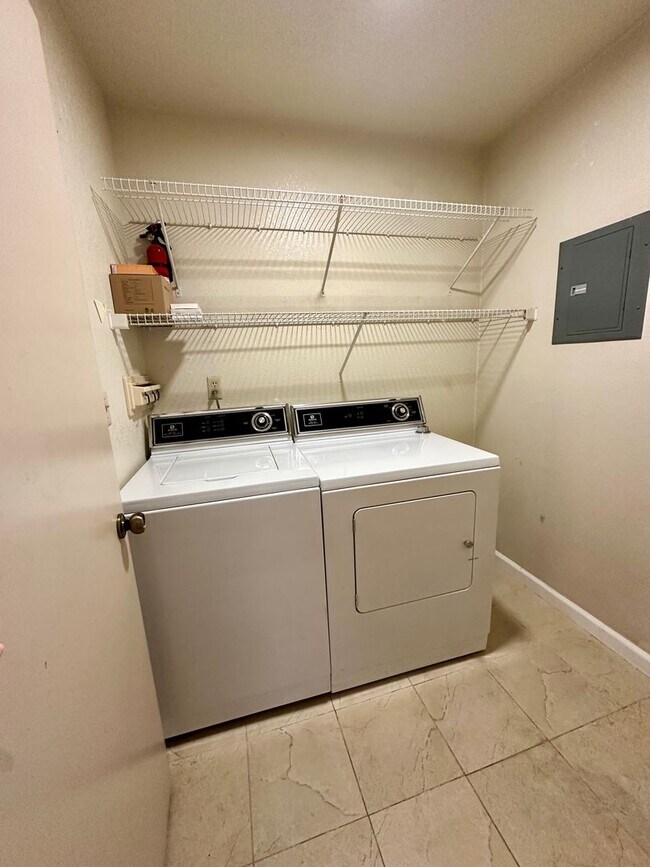 Building Photo - NEWARK GEM! 2 Bedroom 2 bath !