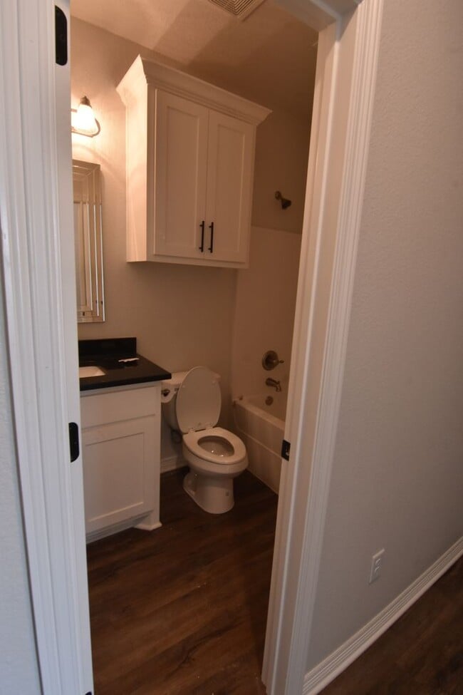 Building Photo - 4 bed,4 bath House available Jan 2nd 2026
