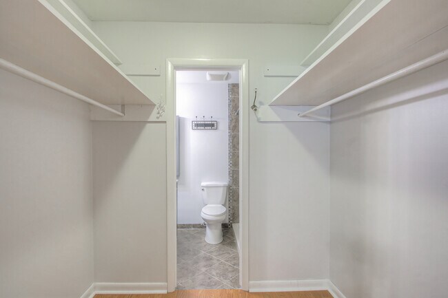 Building Photo - 104 Doral Ct