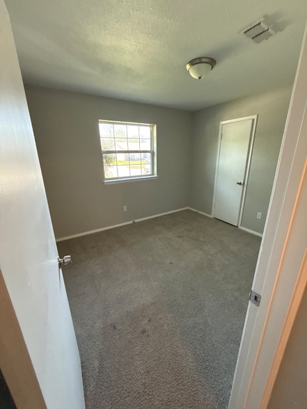 Building Photo - 2311 Vassar Ct