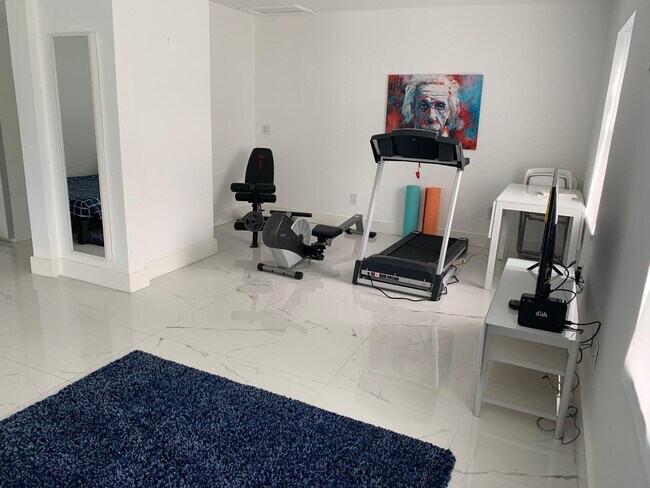 Building Photo - 9007 NE 10th Ave