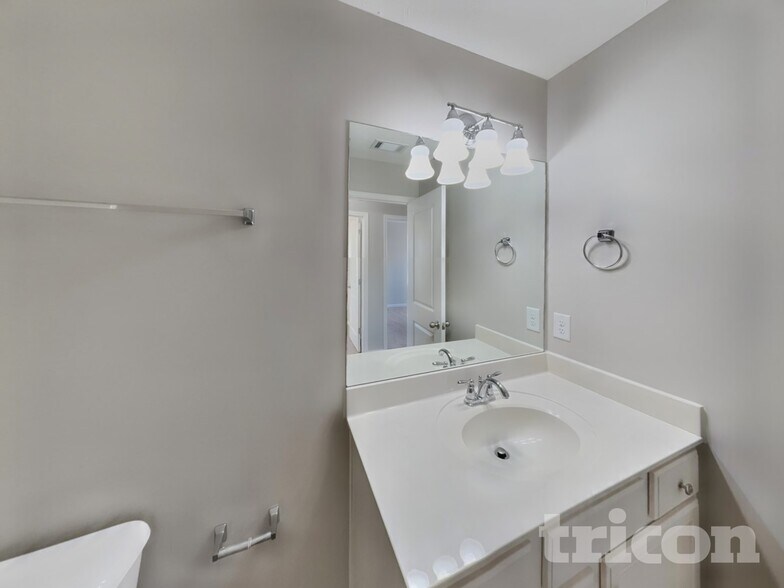 Building Photo - 1637 Robindale Dr