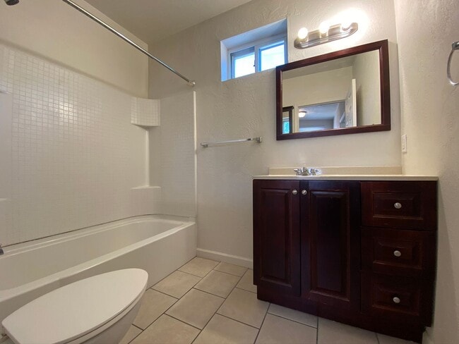 Building Photo - Spacious Four Bedroom in Squirrel Hill! Close to CMU! Ample Natural Light! Call Today!