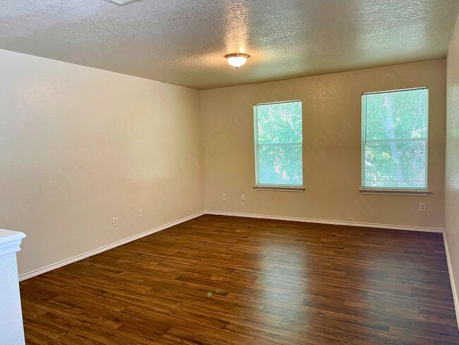 Building Photo - Move-In Special. ½ off the first full month's rent with a 12-month lease.