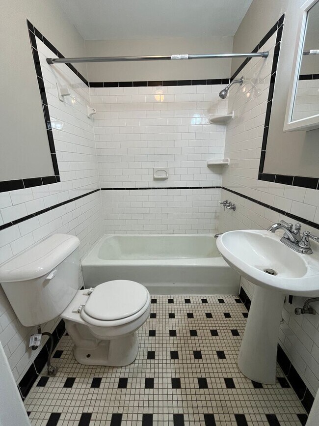 Building Photo - 212 W Lee St