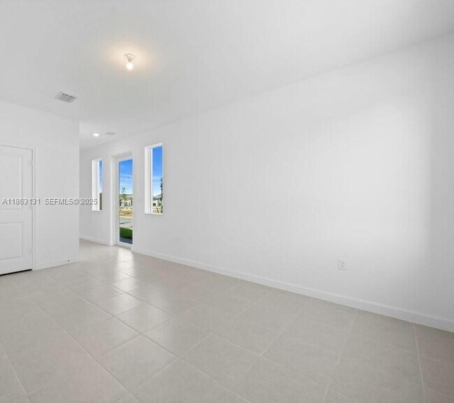 Building Photo - 701 SE 14th Ct