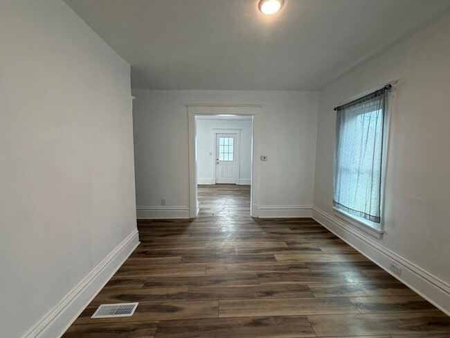 Building Photo - Spacious 4 Bedroom home