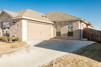 Building Photo - Great 3 bed/2 bath Home Backing onto Holland Park Recreation Area/Trail!!