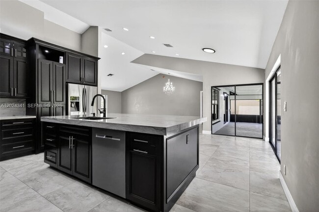 Building Photo - 9654 Sun Pointe Dr