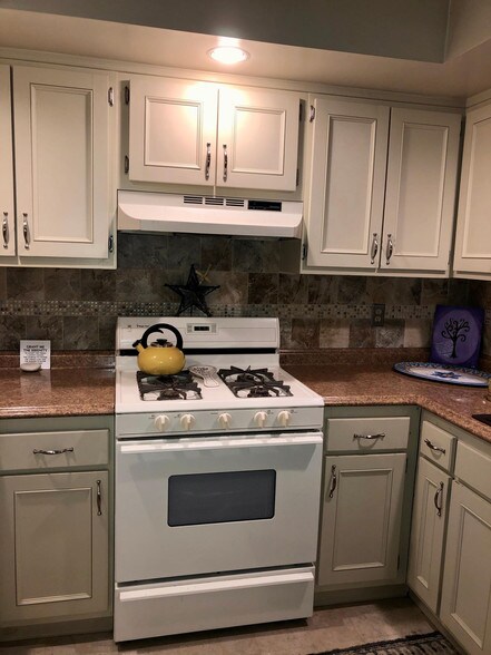 Kitchen - U Shaped - 140 Dickinson Ln