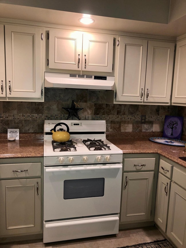 Kitchen - U Shaped - 140 Dickinson Ln