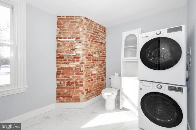 Building Photo - 230 S Market St