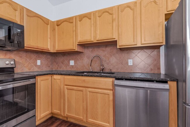 Building Photo - Stylish Longmont Condo with Vaulted Ceilings and Modern Upgrades