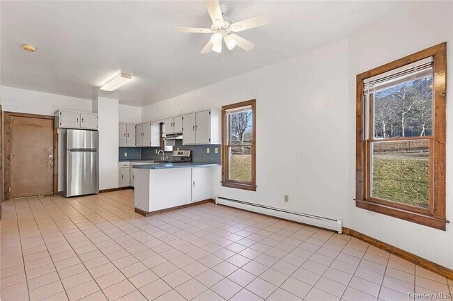 Building Photo - 18 Center St