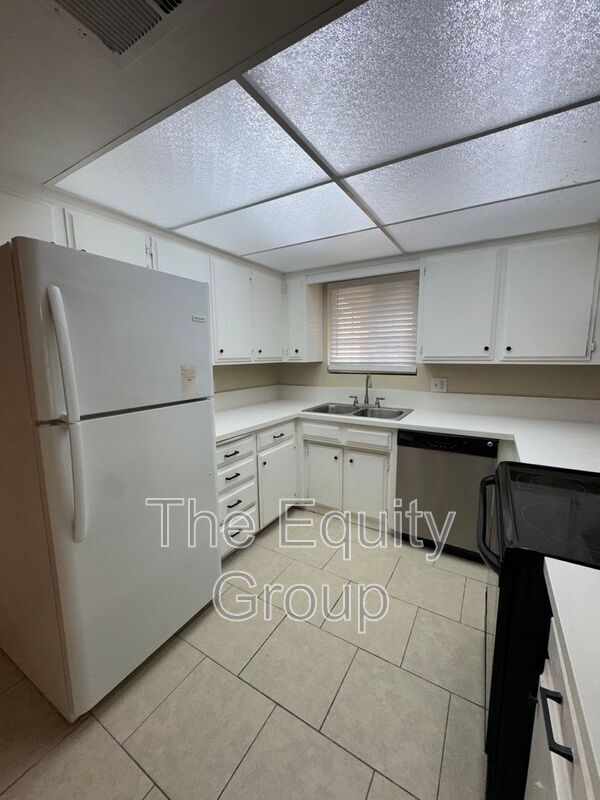 Building Photo - 1009 W Laura Ave