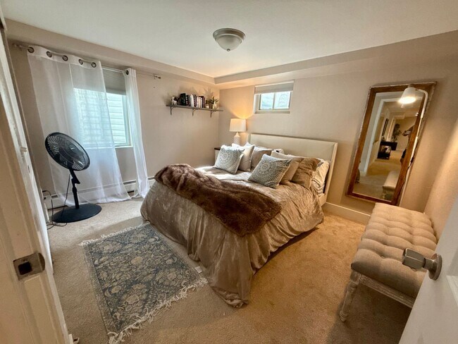 Building Photo - Sprawling 6 BR 4 BA Applewood Paradise - Live in Luxury with this Entertainer's Dream!