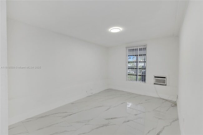 Building Photo - 950 NE 163rd St