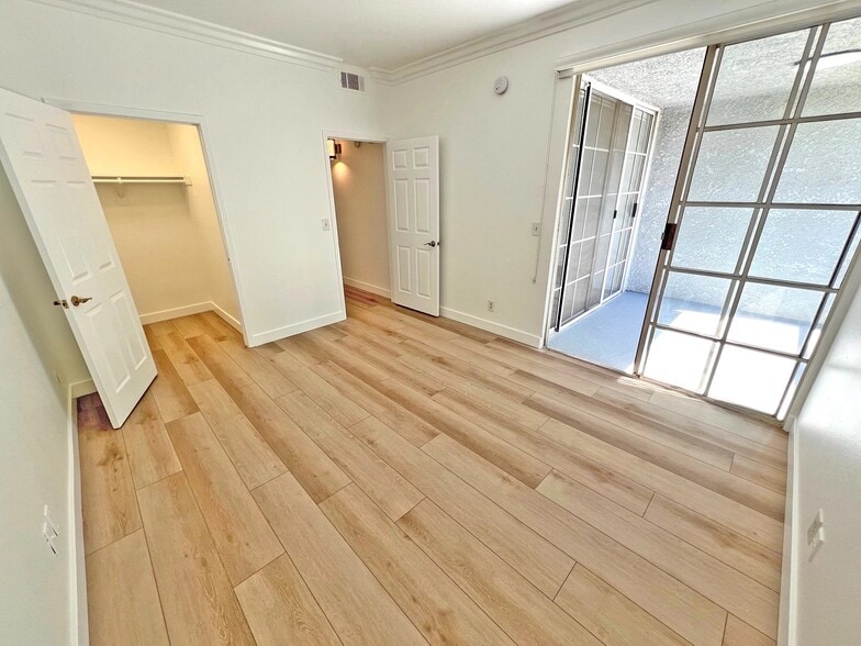 Building Photo - 15507 Moorpark St