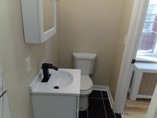 Bathroom - 1118 W Rockland St