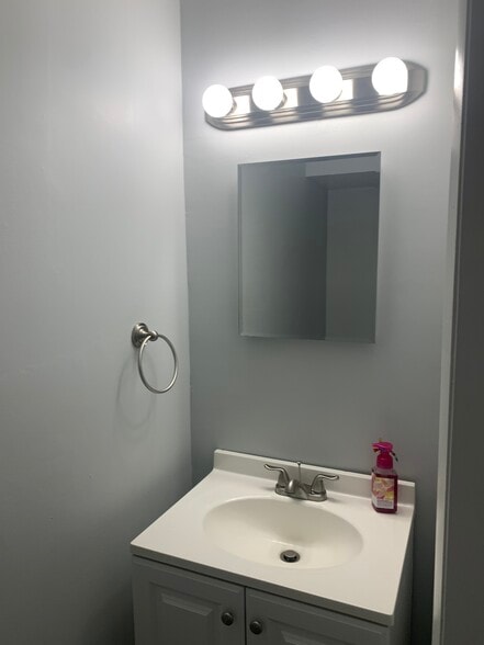 Guest Powder room In Foyer Hallway - 150 S Lecato Ave