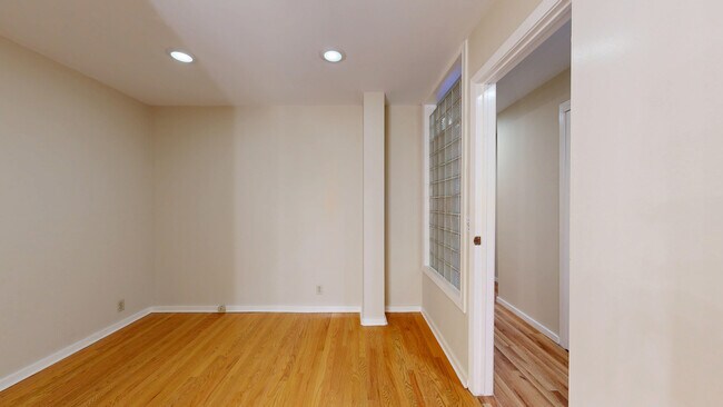 Building Photo - 1860 Jackson St