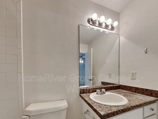 Building Photo - 816 Castleview Dr