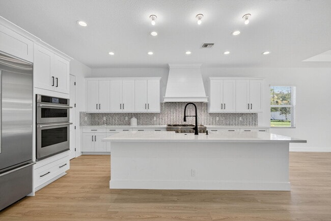 Building Photo - 9288 Crestview Cir