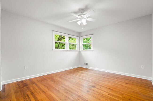 Building Photo - 3 Bed 2 Bath - Takoma Park Split Level - 1...