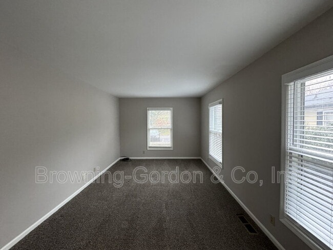 Building Photo - 5025 Hillsboro Dr