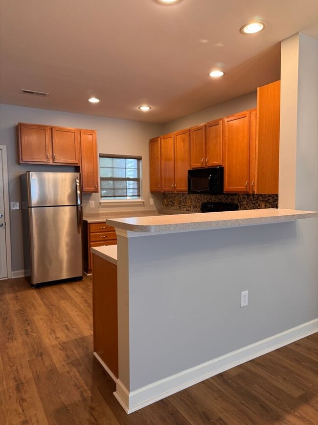 Building Photo - 2BR 2.5BA Townhome with Screened Porch
