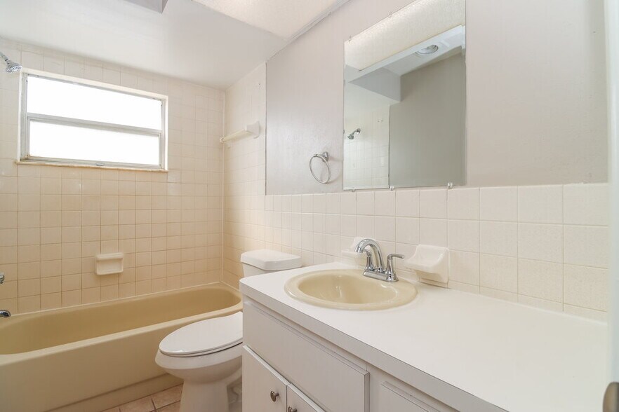 Building Photo - 7618 Summertree Ln