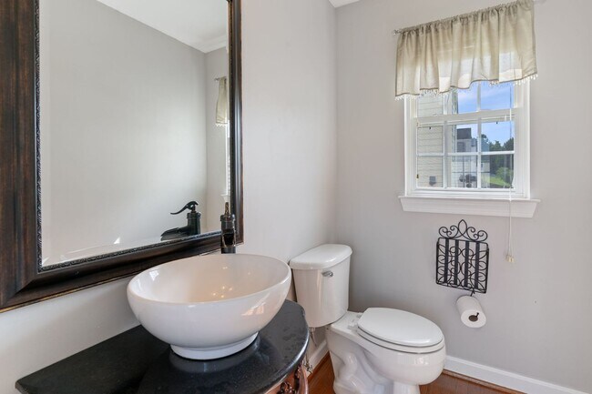 Building Photo - Spacious Home in Port Potomac