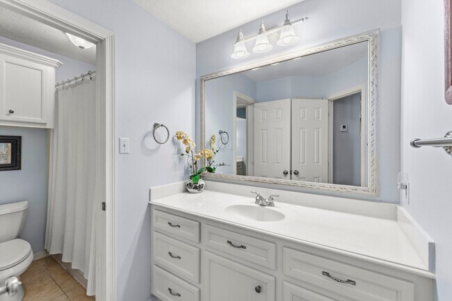 Building Photo - 1208 Lake View Dr