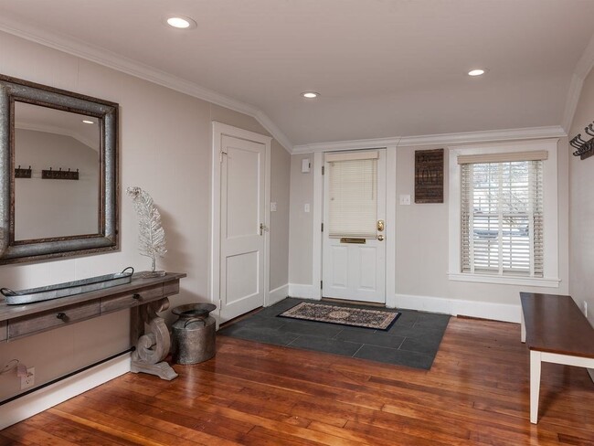 Building Photo - 138 Elm St