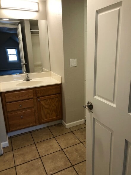 Building Photo - 954 1/2 Jenifer St