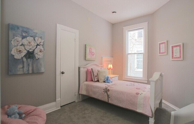 Building Photo - 220 E 27th St