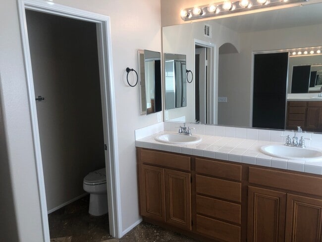 Building Photo - Chardonnay Hills 4 Bedroom