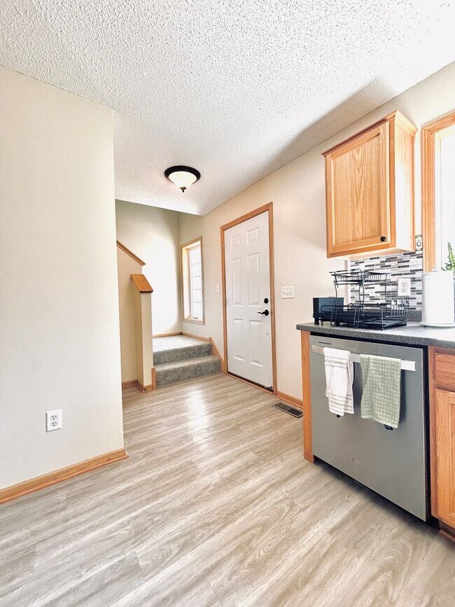 Building Photo - Updated 3bed 3bath End Unit Townhome w’Great Views