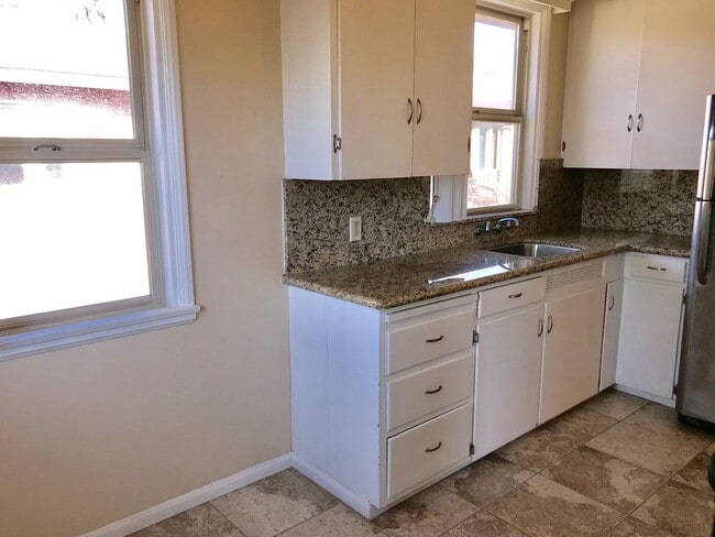 Building Photo - MOVE IN READY! Minutes from Little Italy! ...