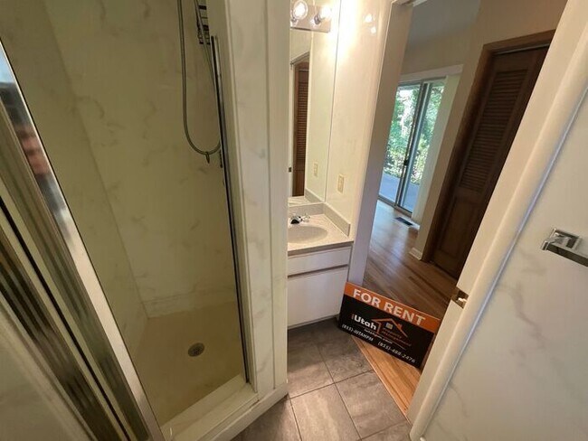 Building Photo - 4 bdrm 3 bth plus a Den/office Home 2 Car ...