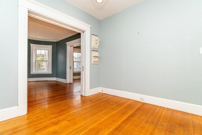 Building Photo - 12 Pond St