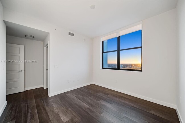 Building Photo - 555 NE 8th St