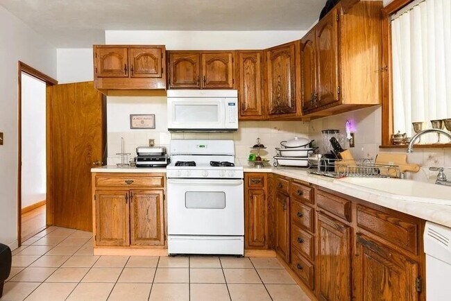 Building Photo - 465 Windsor St